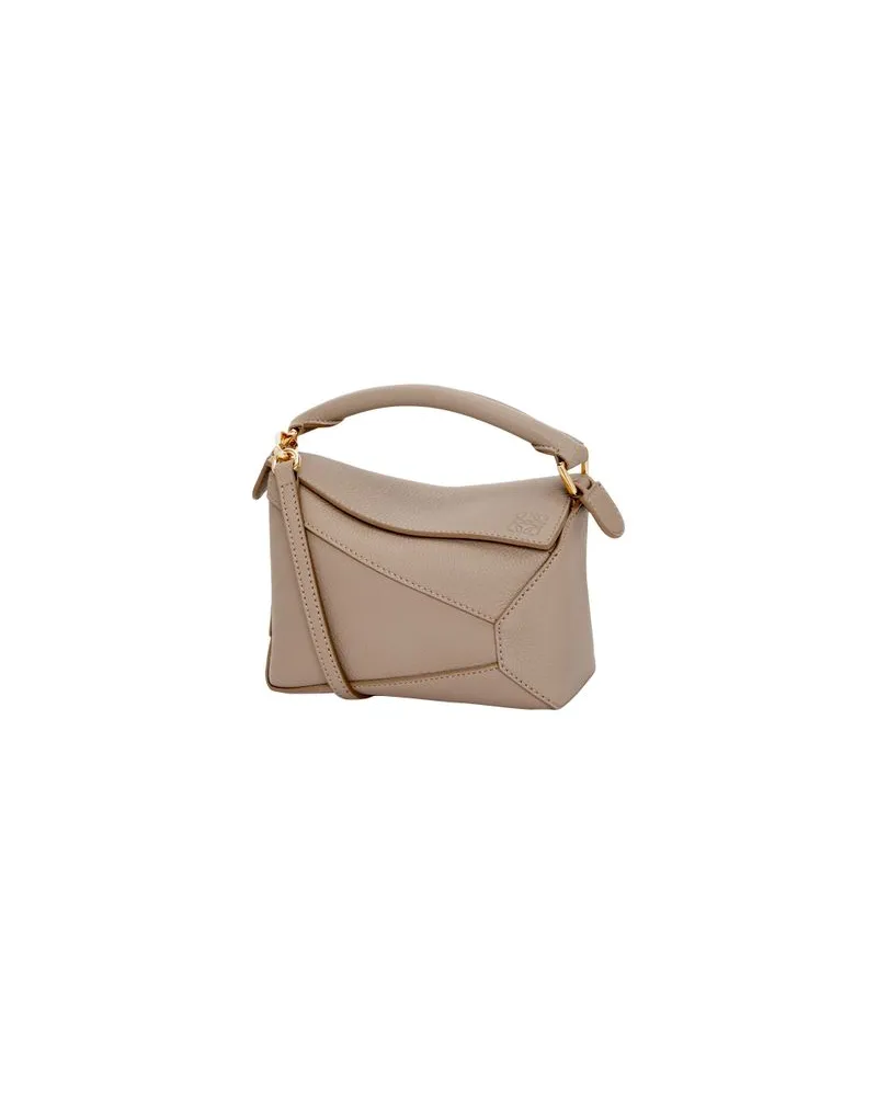 Loewe Minitasche Puzzle Edge aus weichem genarbtem Kalbsleder Beige