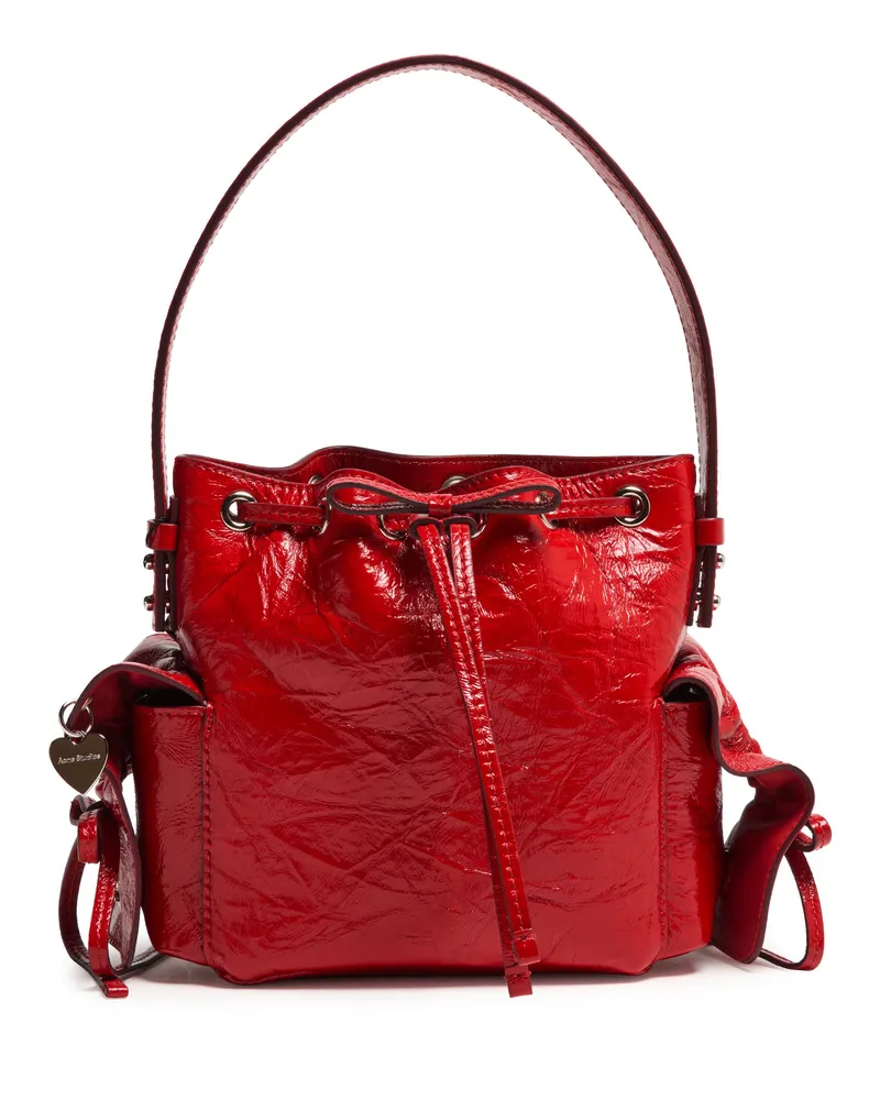 Acne Studios Mini Bucket Bag Multipocket aus Lackleder mit Knittereffekt 