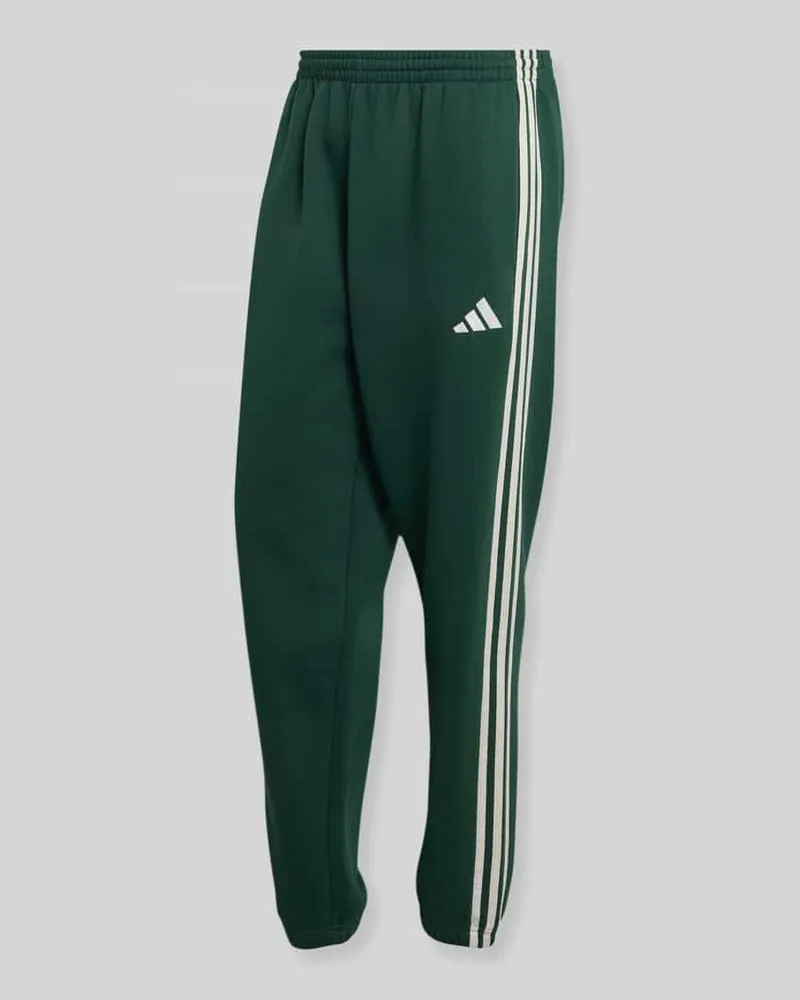 adidas Relaxed Fit Sweathose mit Kontraststreifen Gruen