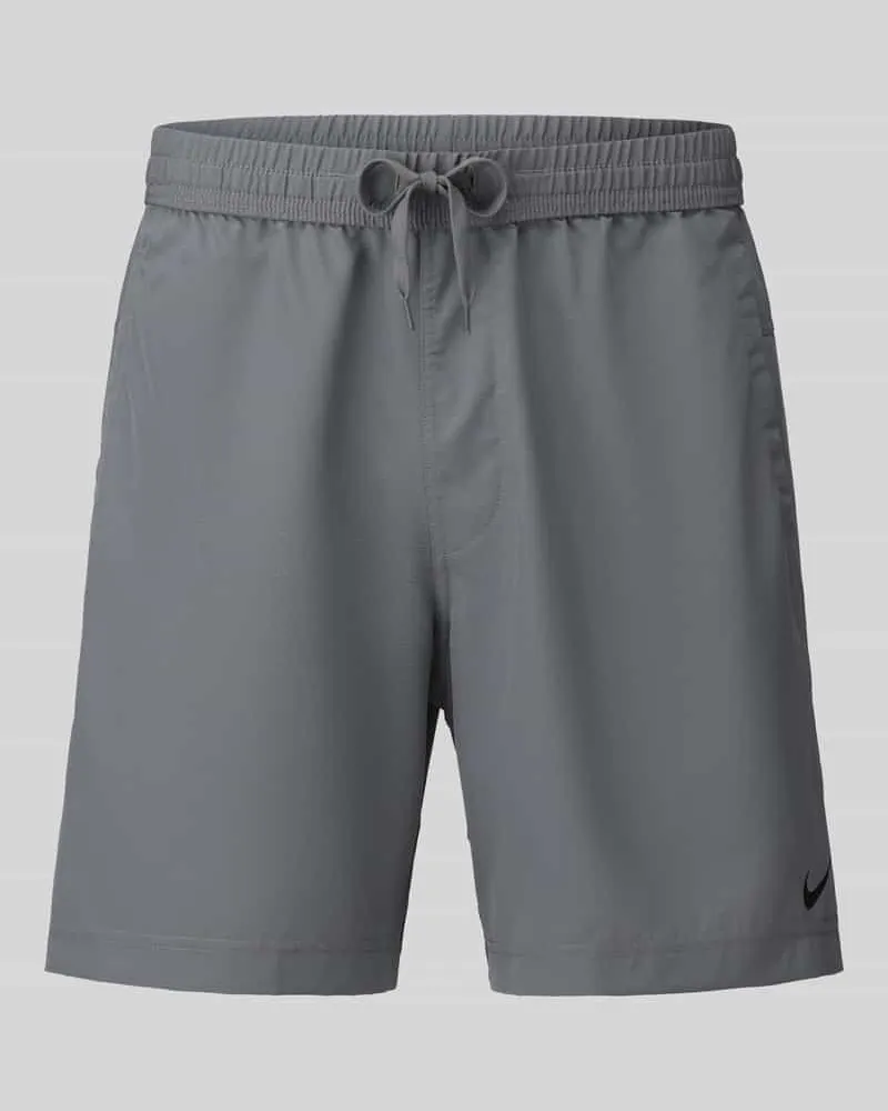 Nike Regular Fit Sportshorts mit Logo-Print Mittelgrau