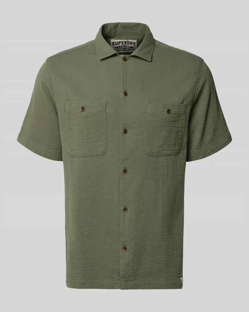 Superdry. Regular Fit Freizeithemd mit Kentkragen und Brusttaschen Oliv