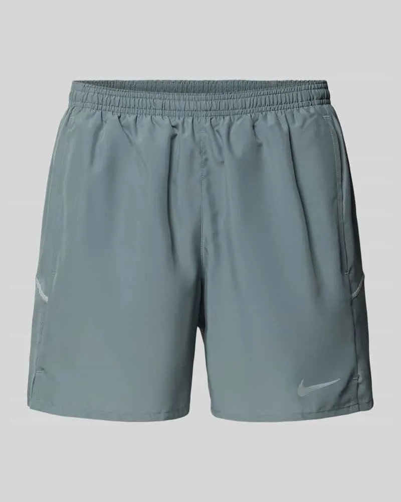 Nike Shorts mit seitlichen Eingrifftaschen und Logo-Print Mittelgrau