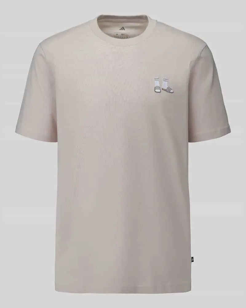 adidas Regular Fit T-Shirt mit kleinem Socken-Print Beige