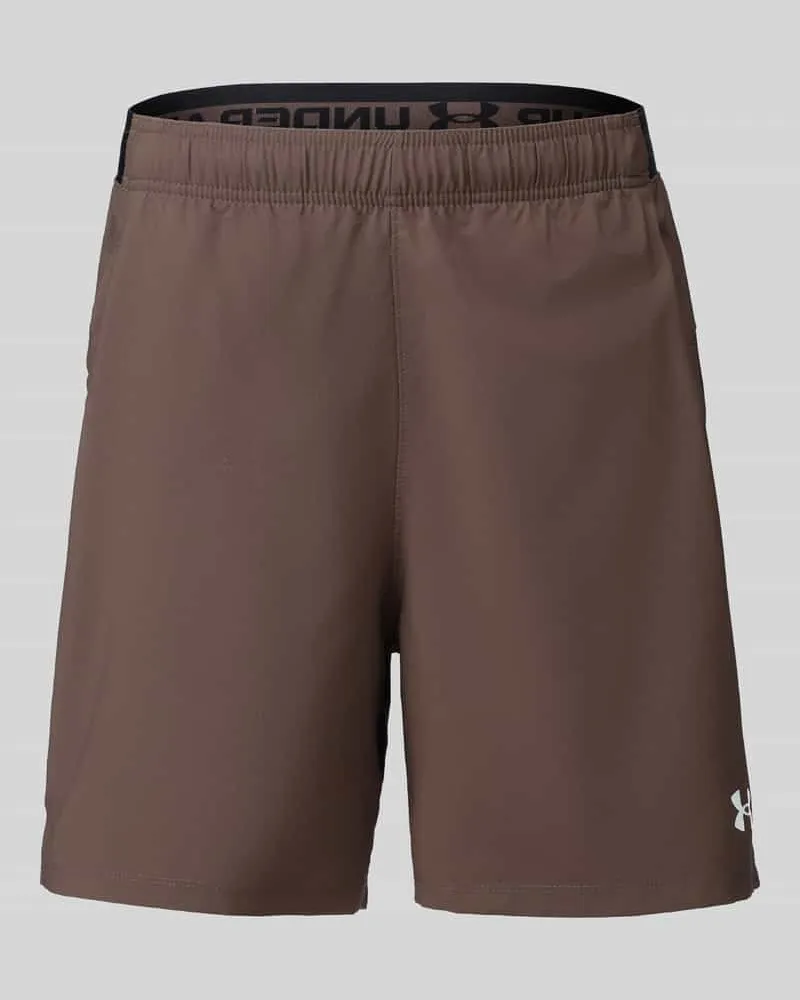 Under Armour Regular Fit Sportshorts mit Logo-Print Schlamm