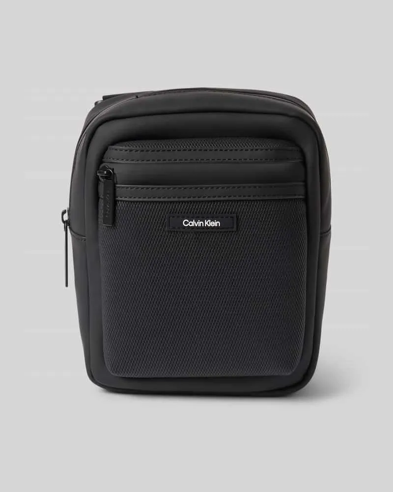 Calvin Klein Umhängetasche mit Label-Badge Black