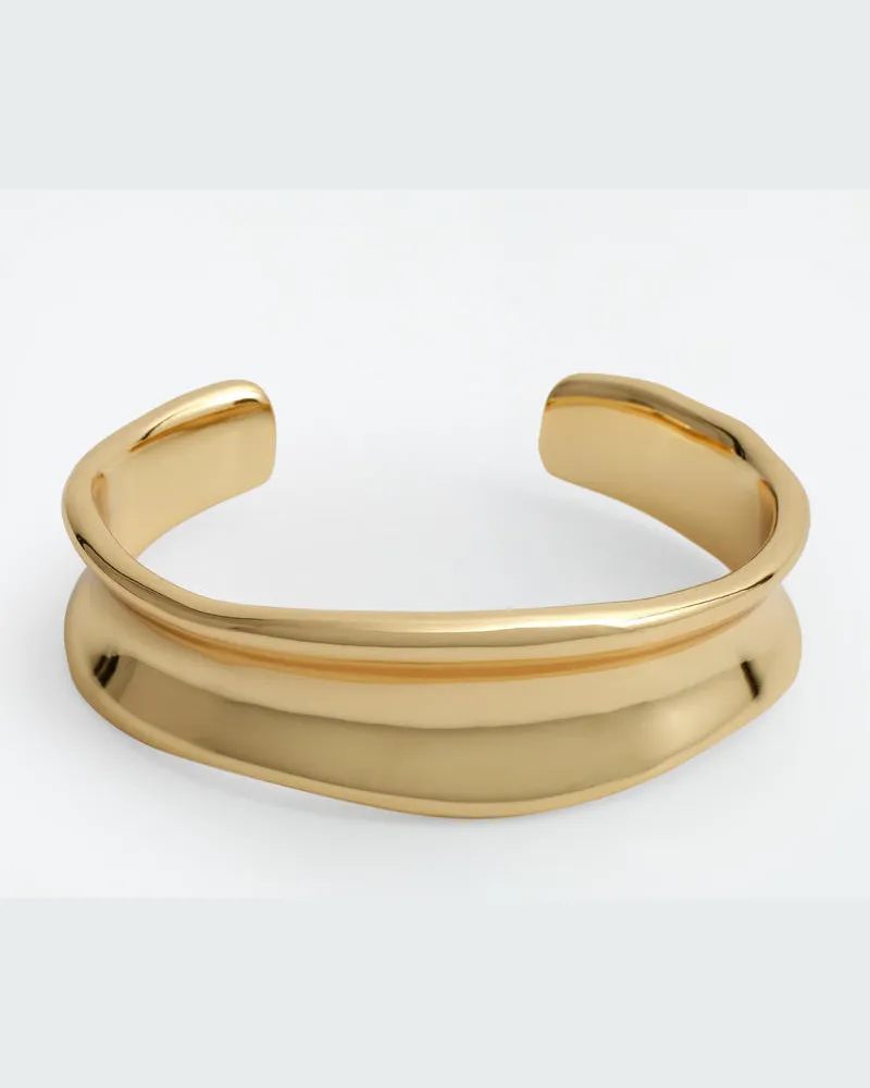 COS Schmaler Skulpturaler Armreif Bronze