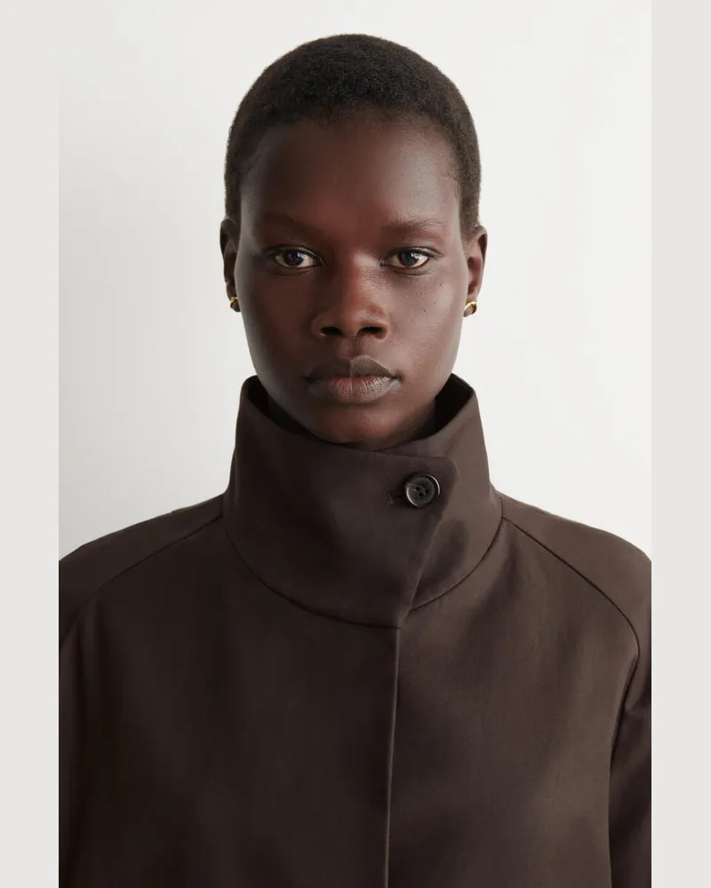 COS Skulpturale Ohrstecker Goldfarben