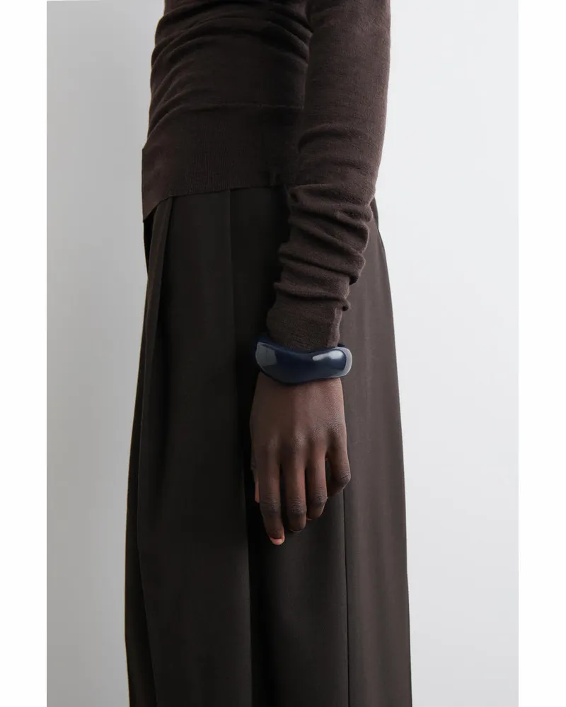 COS Markante, Abgerundete Armspange Blau