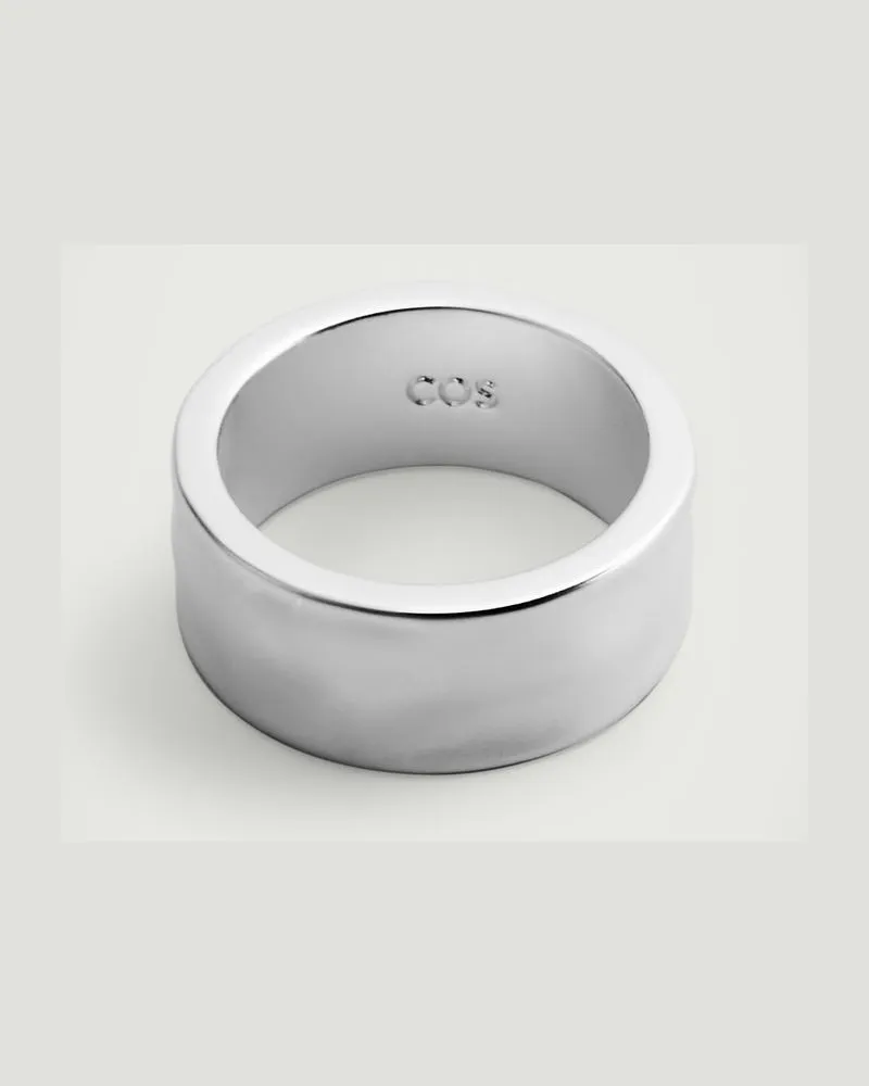 COS Matter, Gehämmerter Ring Silberfarben