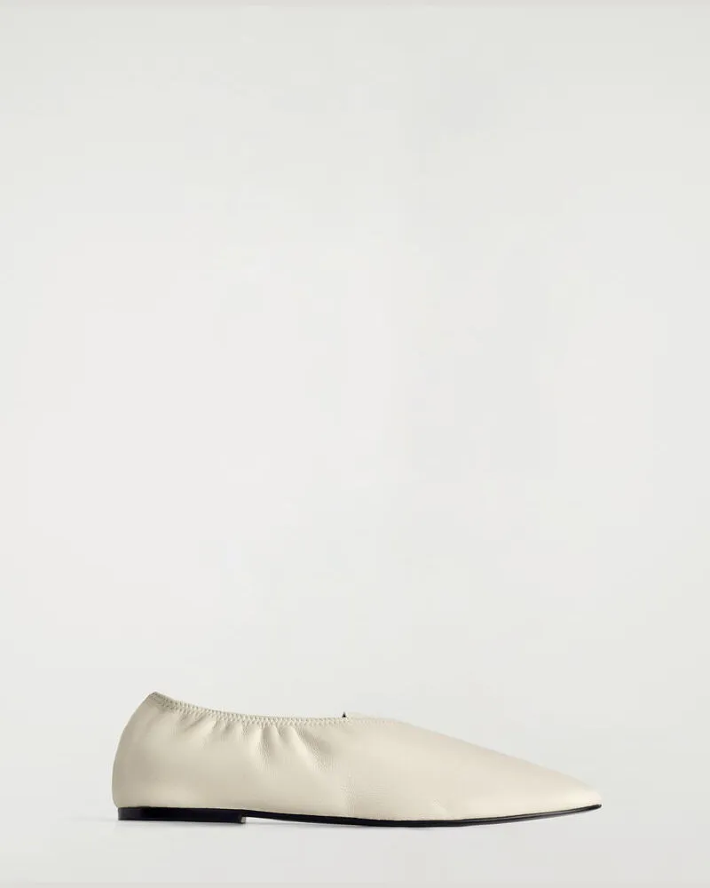 COS Soft Ballerina Pumps Weiß