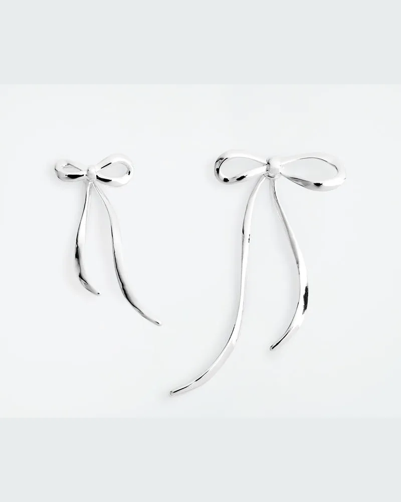 COS Ungleiche Schleifen-Ohrringe Silberfarben