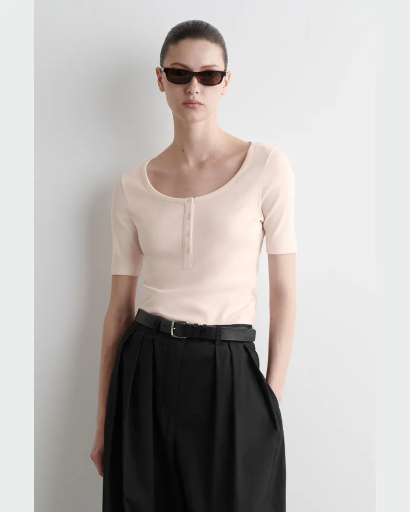 COS Geripptes Henley-T-Shirt Rosa