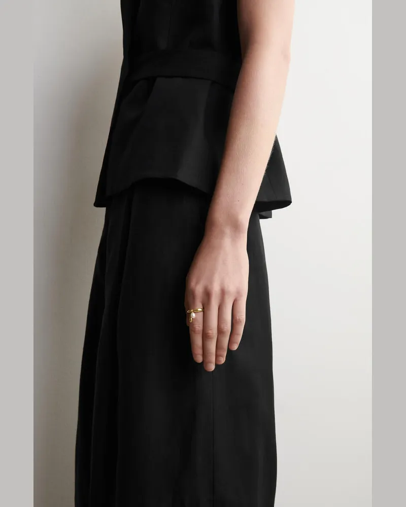 COS Ring Mit Tropfenförmigem Anhänger Goldfarben