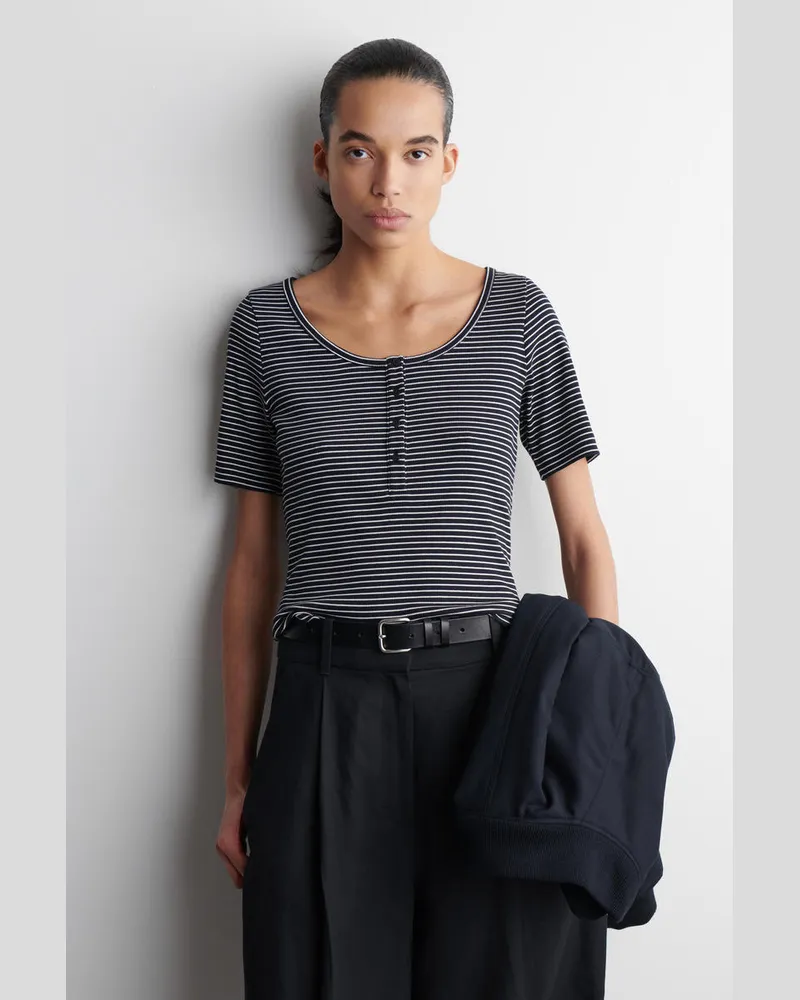 COS Geripptes Henley-T-Shirt Schwarz