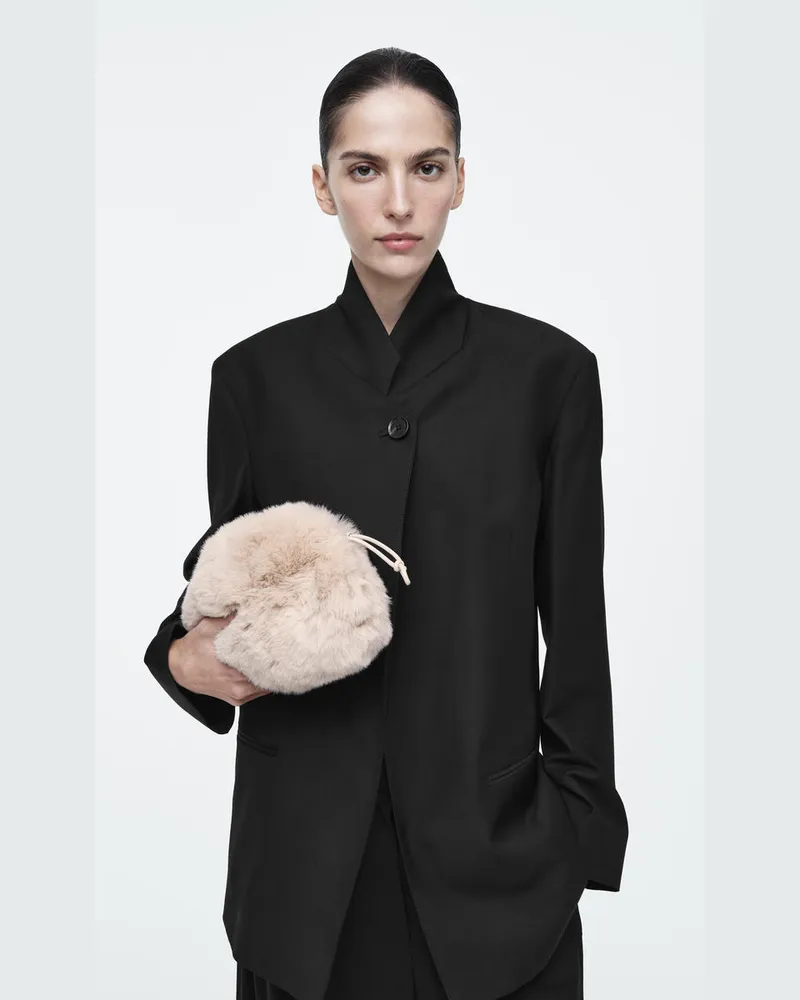 COS Kleine Cavatelli Clutch - Faux Fur Weiß