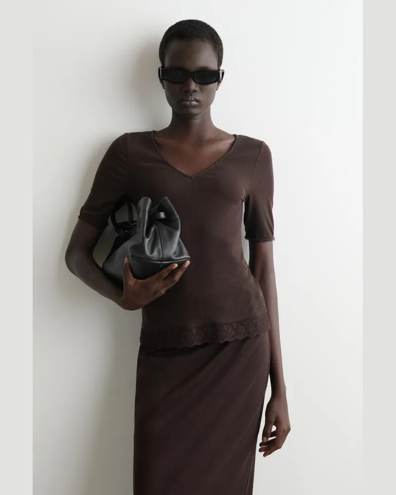 COS Geripptes T-Shirt Mit V-Ausschnitt Und Spitze Braun