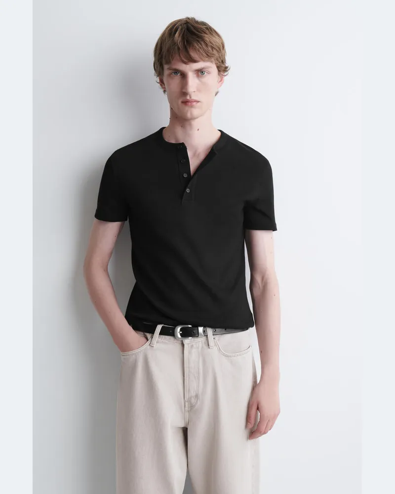 COS Schmales, Geripptes Henley-T-Shirt Schwarz