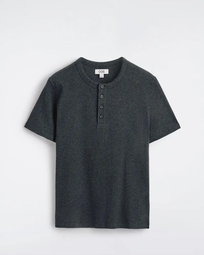 COS Schmales, Geripptes Henley-T-Shirt Blau