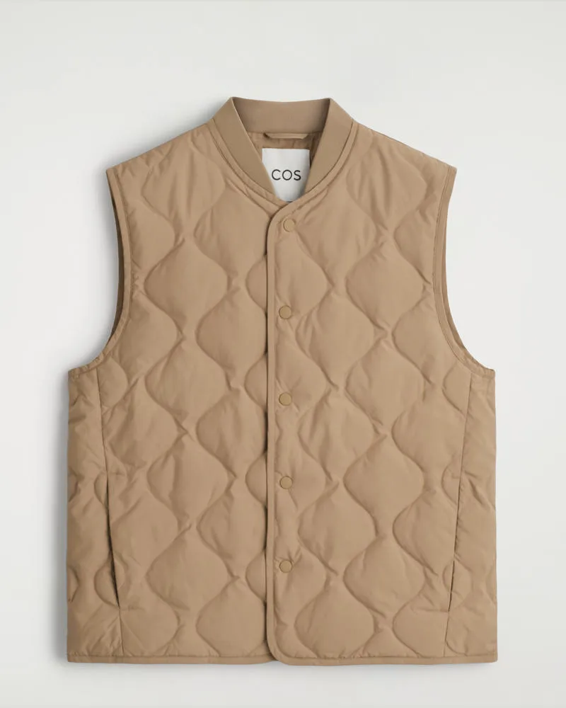COS Gesteppte Daunenweste Beige
