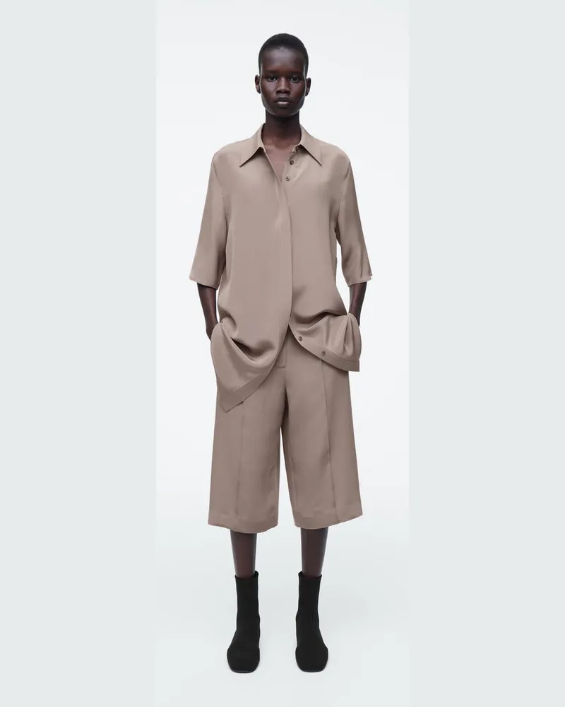 COS Elegante Seidenshorts Beige