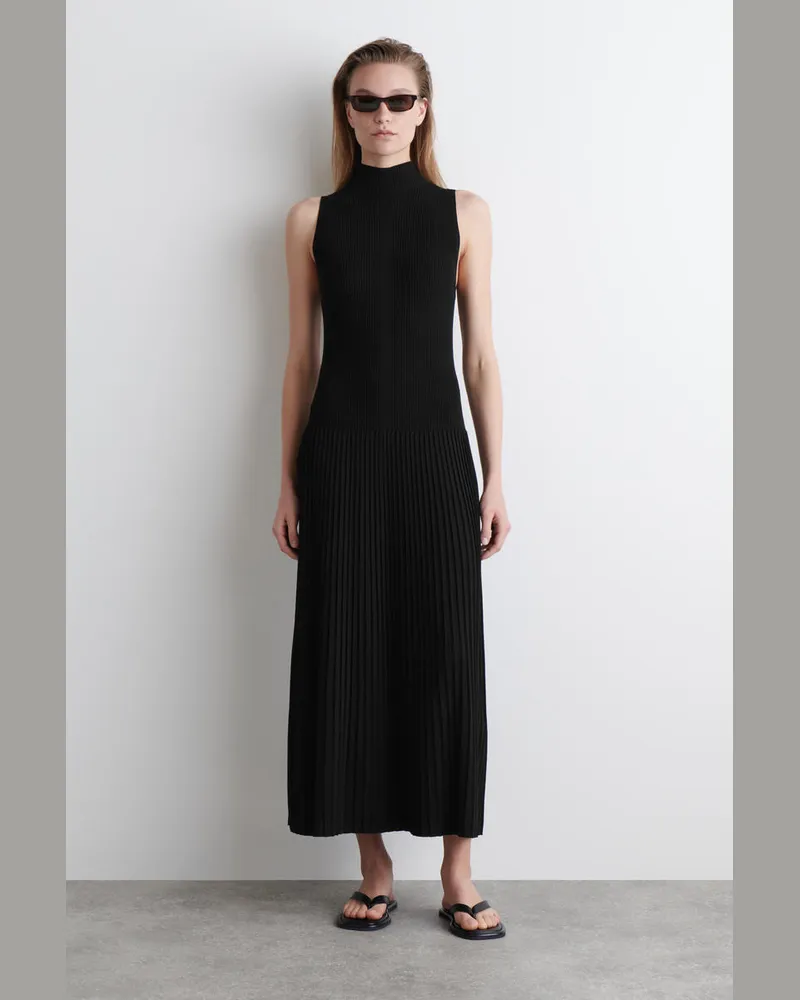 COS Plissiertes Maxikleid Mit Hohem Kragen Schwarz