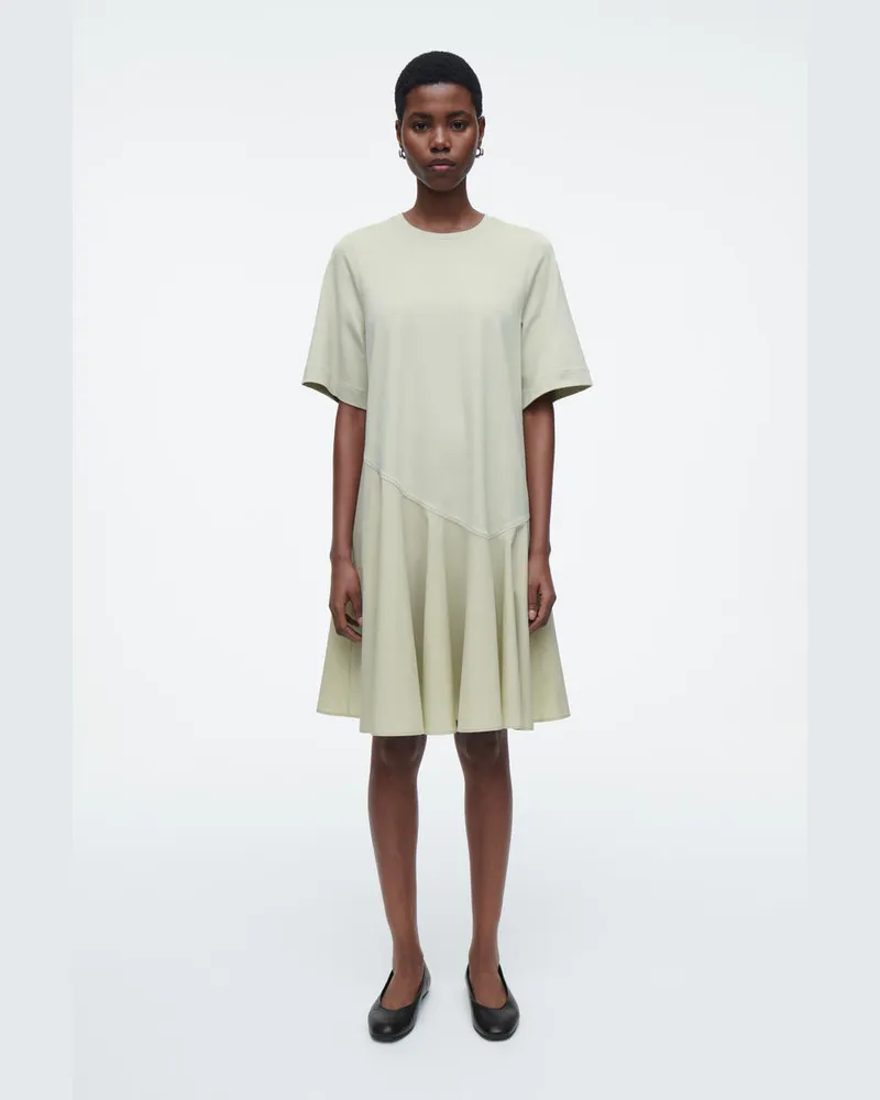 COS Asymmetrisches T-Shirt-Minikleid Grün