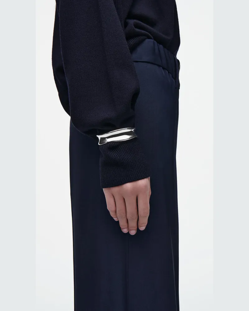 COS Schmaler Skulpturaler Armreif Silberfarben