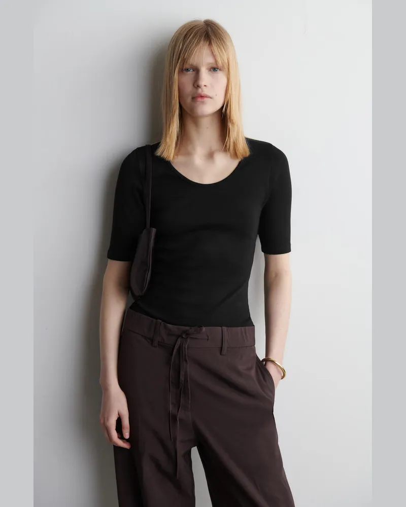 COS Schmales Baumwoll-T-Shirt Mit Tiefem Ausschnitt Schwarz