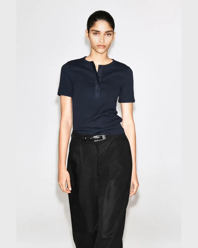 COS Geripptes Henley-T-Shirt Blau
