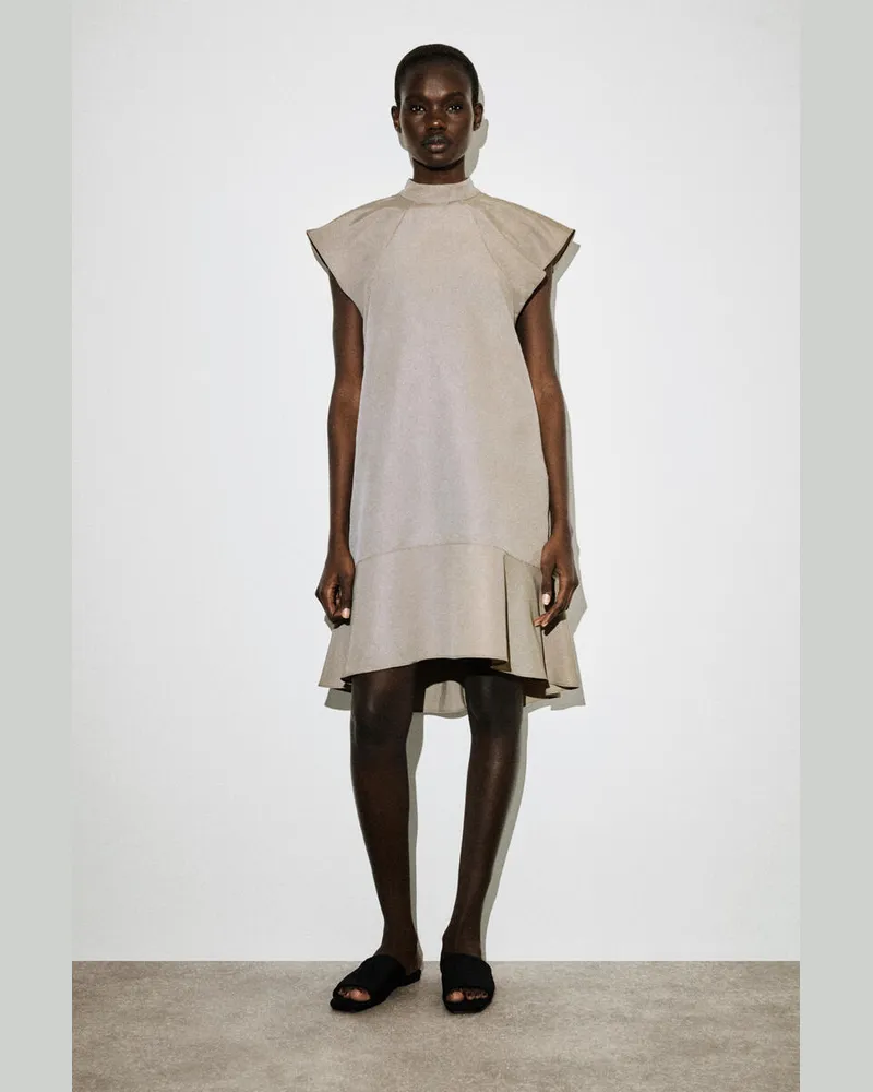 COS Skulpturales Kleid Mit Hohem Kragen Beige