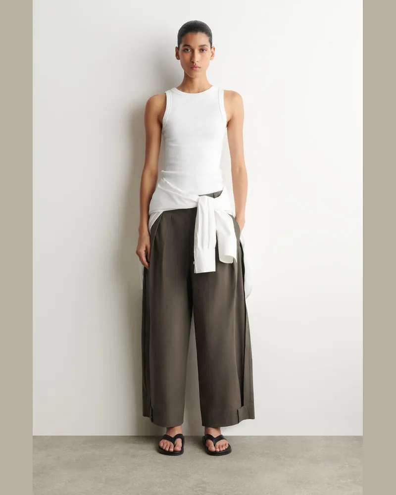 COS Hose Mit Schmal Zulaufendem Bein Und Falten Braun
