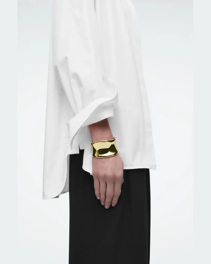 COS Skulpturale Armspange Goldfarben