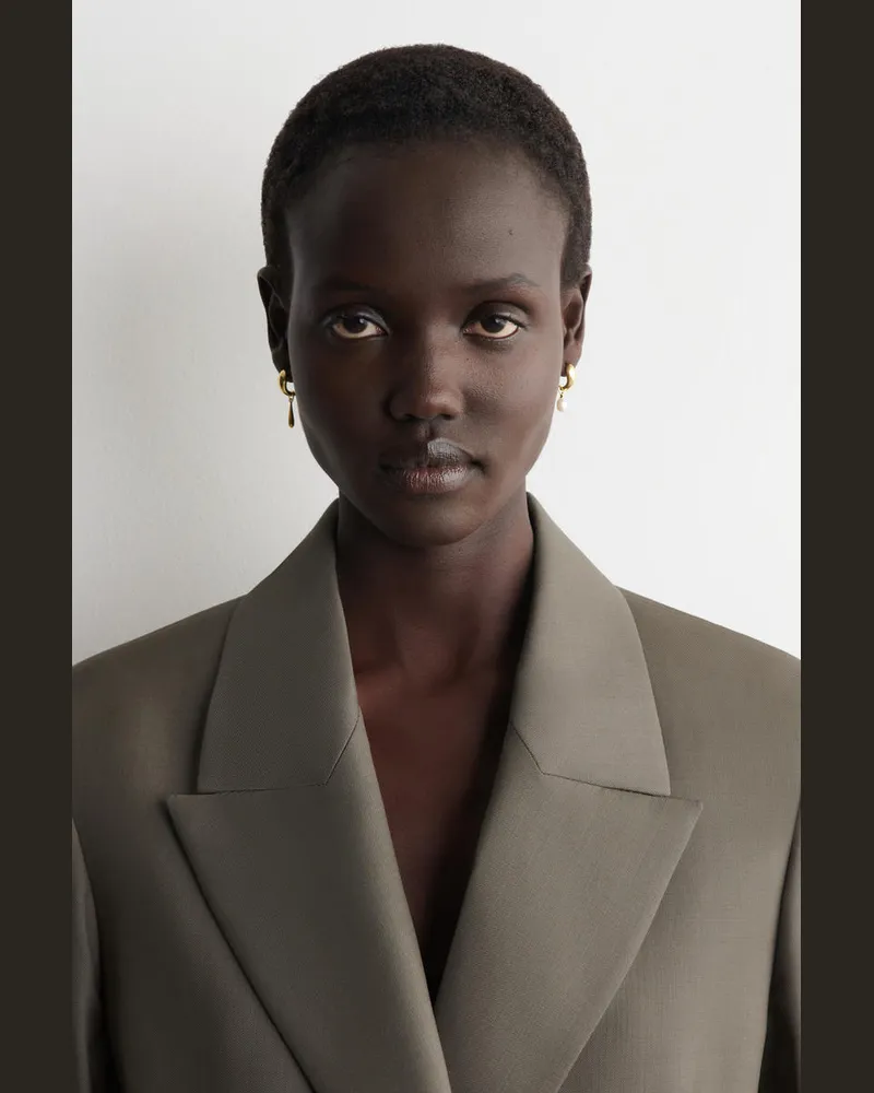 COS Ungleiche Creolen Mit Anhängern Und Perle Goldfarben