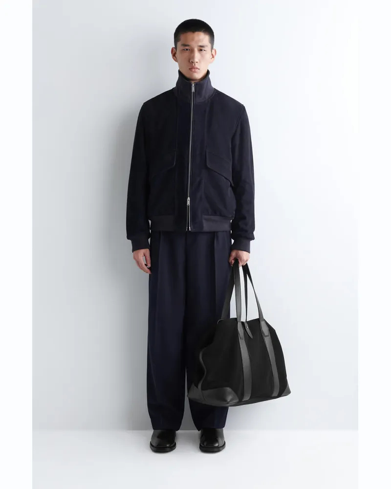 COS Weekender Tote Bag - Suede Schwarz