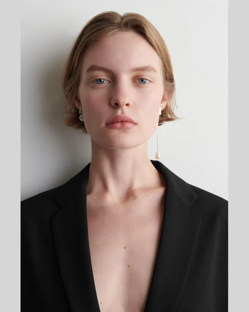 COS Ungleiche Rechteckige Ohrringe Mit Perlen Silberfarben