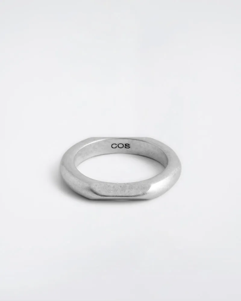 COS Facettierter Ring Silberfarben