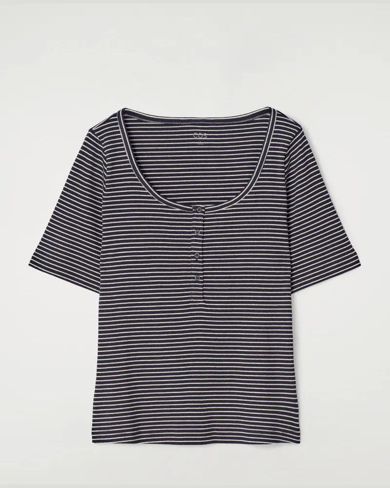 COS Geripptes Henley-T-Shirt Schwarz