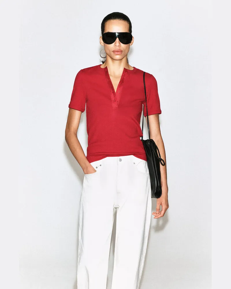 COS Geripptes Henley-T-Shirt Rot
