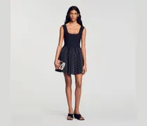 Kurzes Strickkleid mit Perlen
