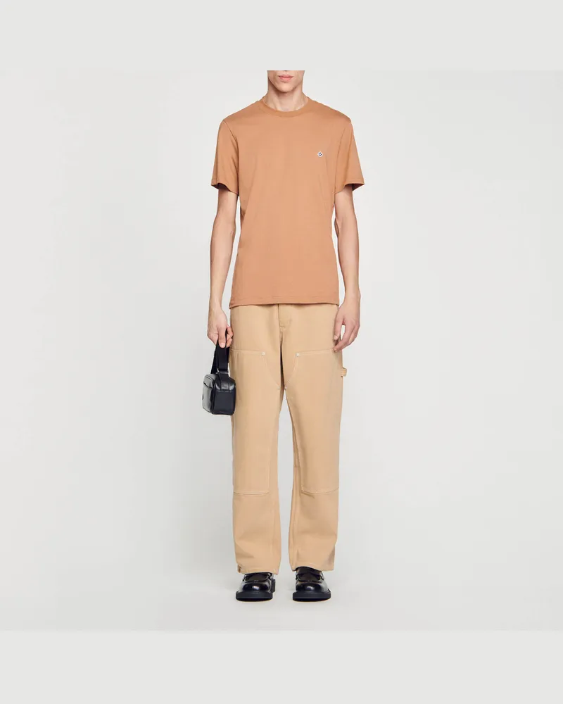 Sandro T-Shirt mit Square-Cross-Aufnäher Tabak