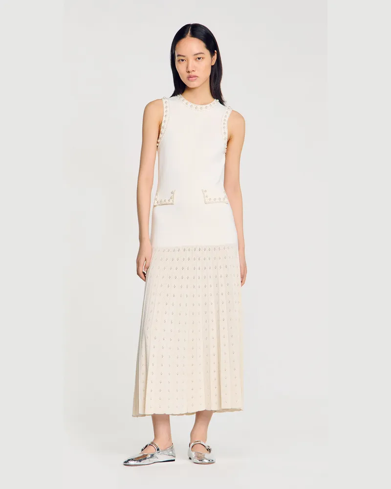 Sandro Langes Strickkleid mit Perlen Ecru