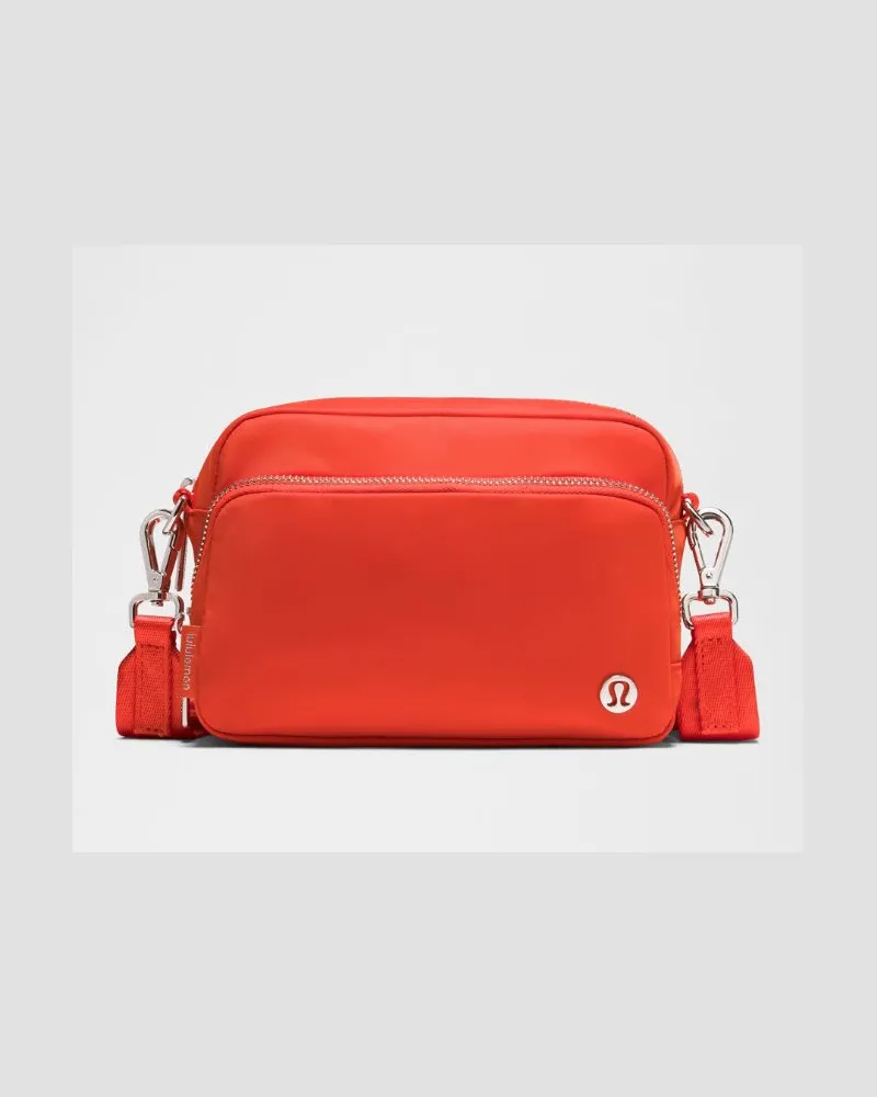 LULULEMON Everywhere Crossbody-Tasche Metallbeschläge – Größe in Cherry Ember/Silver Cherry