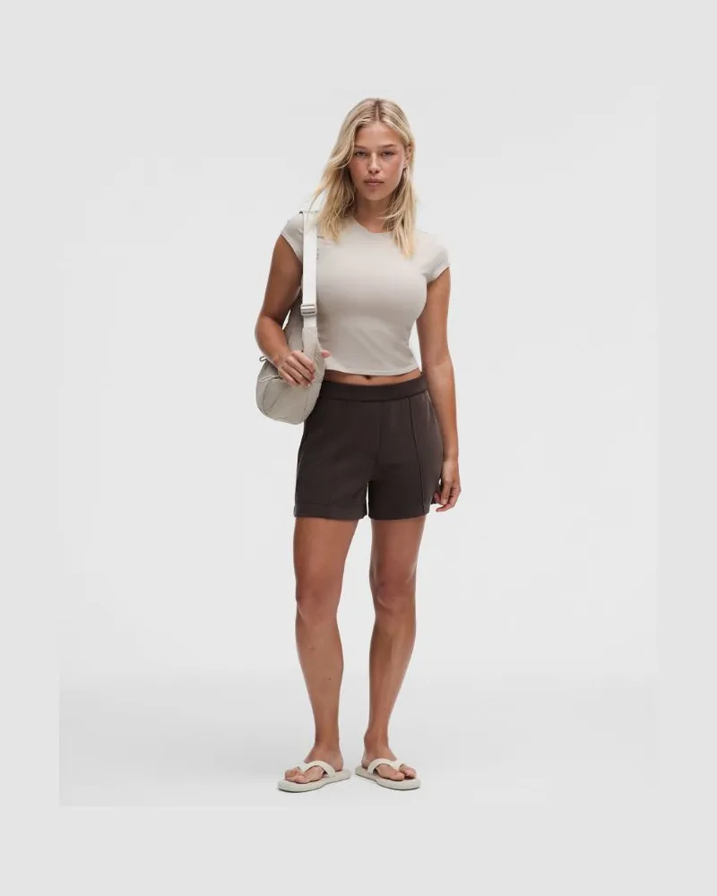 LULULEMON Lightweight Softstreme Mid-Rise Pintuck Short 4" für Frauen – Größe in Mahogany Muse Mahogany