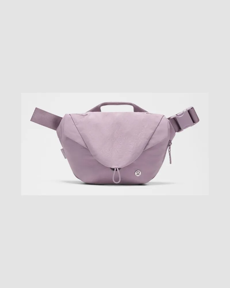 LULULEMON Abgerundete Crossbody-Tasche Größe in Lotus Lavender Lotus