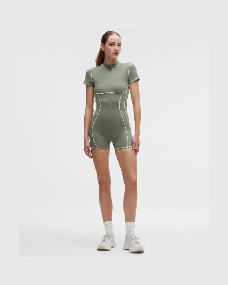 LULULEMON Ultralu Contour-Seam Onesie 4" für Frauen – Größe in Willow Leaf Willow