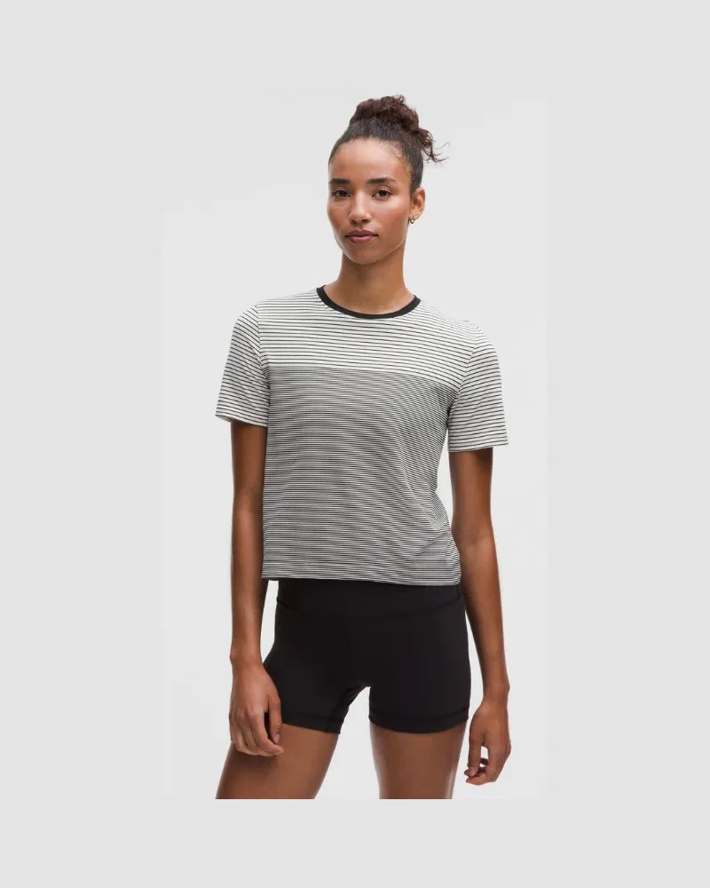 LULULEMON Nahtloses Crop-T-Shirt im Classic Fit mit Matrosenstreifen für Frauen – Größe in White/Black White