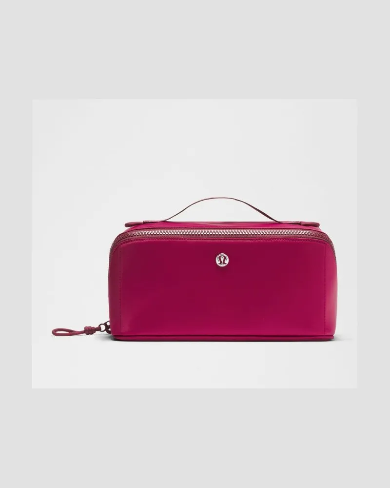 LULULEMON Kulturbeutel mit komplett aufklappbarem Hauptfach in Raspberry Rave/Burgundy Bay/Silver Raspberry