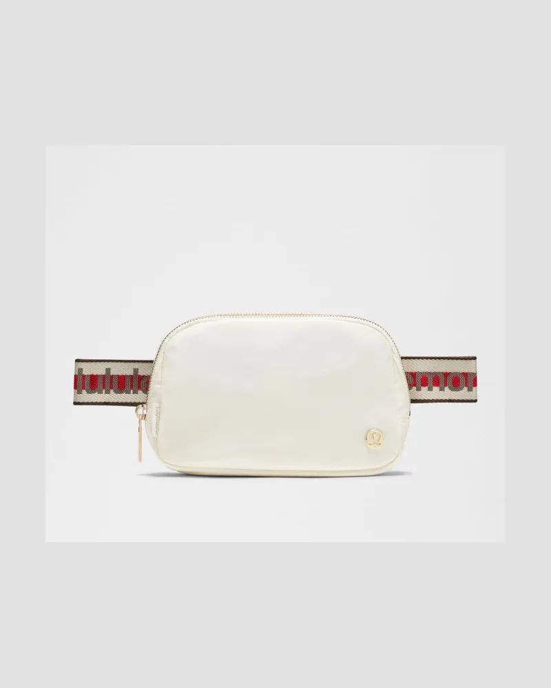 LULULEMON Everywhere Gürteltasche Logo mit Streifen – Größe in Coconut Ivory/Oxford Red/Walnut Crunch Coconut