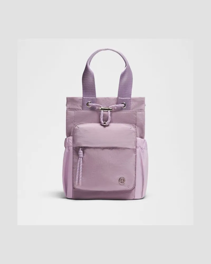 LULULEMON Wandelbare Mini-Bucket-Bag mit Kordelzug Größe in Lotus Lavender/Lilac Play/Silver Lotus