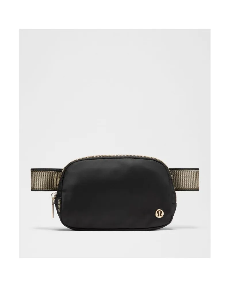LULULEMON Everywhere Gürteltasche Markenname in Metallic – Größe in Black/Gold Black